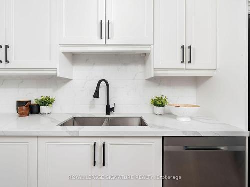 1111-20 Harding Blvd, Richmond Hill, ON - Indoor Photo Showing Kitchen With Double Sink With Upgraded Kitchen