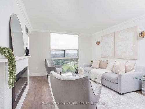 1111-20 Harding Blvd, Richmond Hill, ON - Indoor Photo Showing Living Room