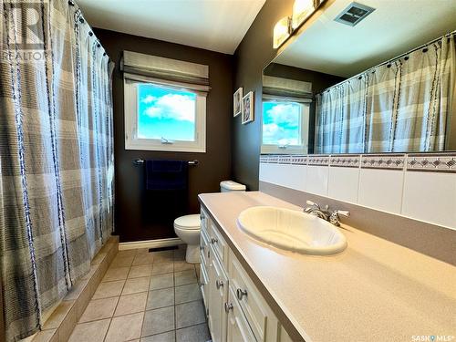10008 5Th Avenue, North Battleford, SK - Indoor Photo Showing Bathroom