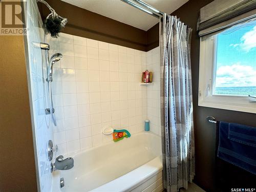 10008 5Th Avenue, North Battleford, SK - Indoor Photo Showing Bathroom