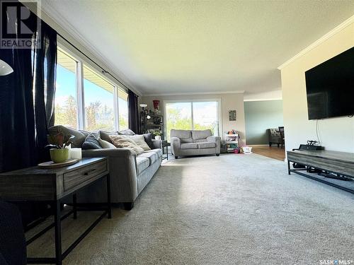 10008 5Th Avenue, North Battleford, SK - Indoor Photo Showing Living Room