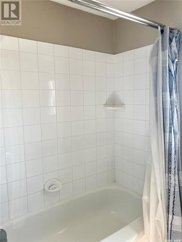 10008 5Th Avenue, North Battleford, SK - Indoor Photo Showing Bathroom