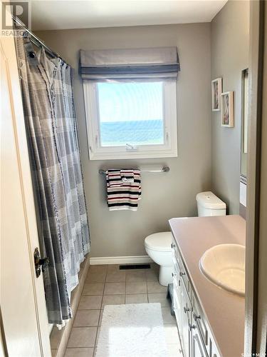 10008 5Th Avenue, North Battleford, SK - Indoor Photo Showing Bathroom