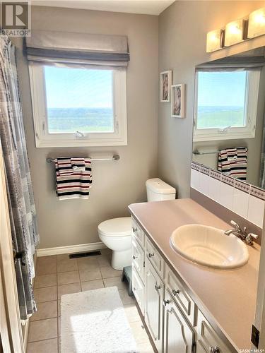 10008 5Th Avenue, North Battleford, SK - Indoor Photo Showing Bathroom