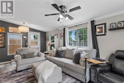 3006 Pillette Road, Windsor, ON - Indoor Photo Showing Living Room