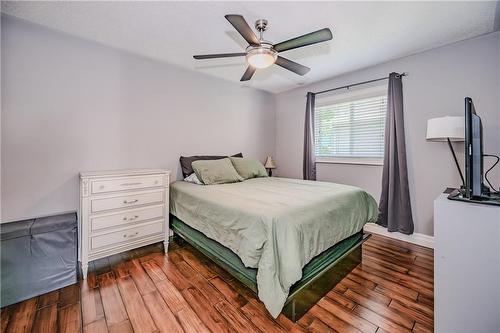 61 Richmond Crescent, Stoney Creek, ON - Indoor Photo Showing Bedroom