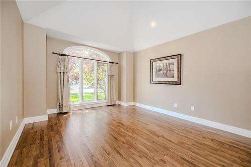 Vaulted ceiling in the spacious living room - 61 Richmond Crescent, Stoney Creek, ON - Indoor Photo Showing Other Room