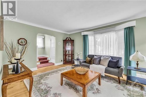 31 Fern Avenue, Ottawa, ON - Indoor Photo Showing Living Room