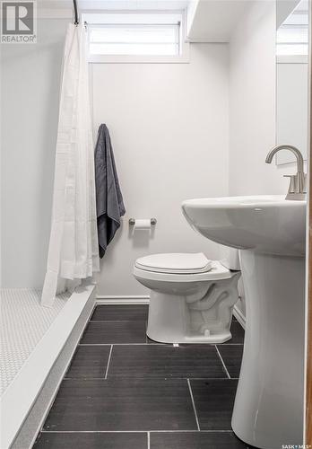 3122 Mountbatten Street, Saskatoon, SK - Indoor Photo Showing Bathroom