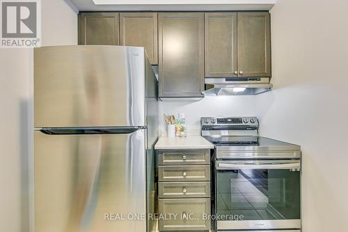 20 - 2435 Greenwich Drive, Oakville, ON - Indoor Photo Showing Kitchen