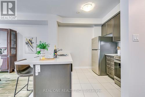 20 - 2435 Greenwich Drive, Oakville, ON - Indoor Photo Showing Kitchen With Double Sink