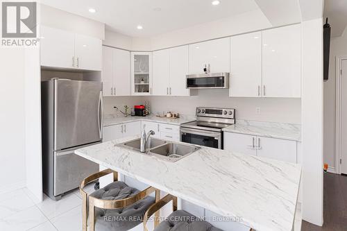 116 Durham Avenue, Barrie, ON - Indoor Photo Showing Kitchen With Double Sink With Upgraded Kitchen