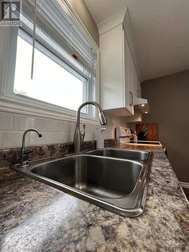 140 Brock Ave, Timmins, ON - Indoor Photo Showing Kitchen