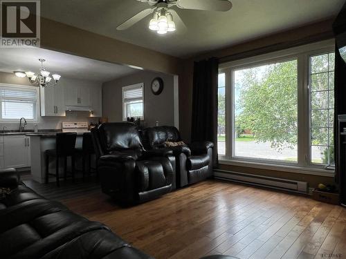 140 Brock Ave, Timmins, ON - Indoor Photo Showing Living Room