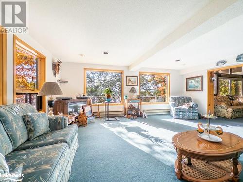 Family room - 399 Horseshoe Lake, Seguin, ON - Indoor Photo Showing Living Room