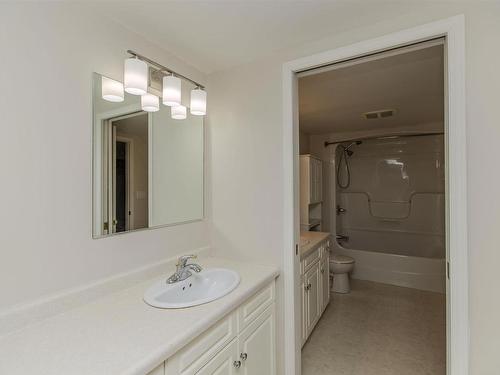 302 50 S Water Street South, Thunder Bay, ON - Indoor Photo Showing Bathroom