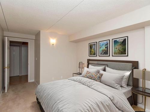 302 50 S Water Street South, Thunder Bay, ON - Indoor Photo Showing Bedroom