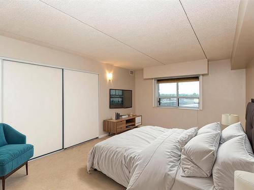 302 50 S Water Street South, Thunder Bay, ON - Indoor Photo Showing Bedroom