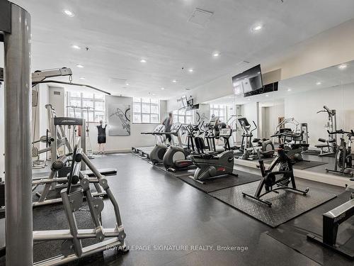 821-438 Richmond St W, Toronto, ON - Indoor Photo Showing Gym Room