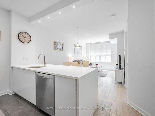 821-438 Richmond St W, Toronto, ON - Indoor Photo Showing Kitchen With Upgraded Kitchen