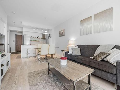 821-438 Richmond St W, Toronto, ON - Indoor Photo Showing Living Room