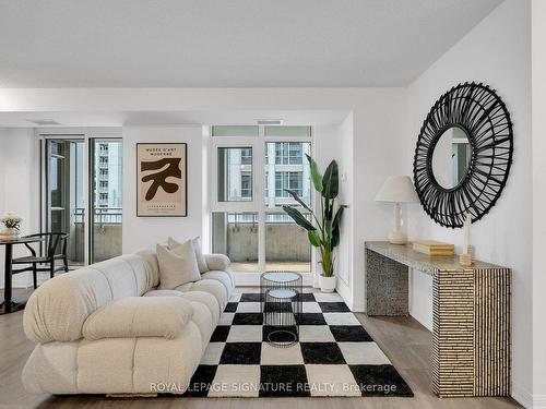 508-35 Bastion St, Toronto, ON - Indoor Photo Showing Living Room