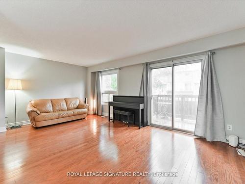 121-60 Hanson Rd, Mississauga, ON - Indoor Photo Showing Living Room