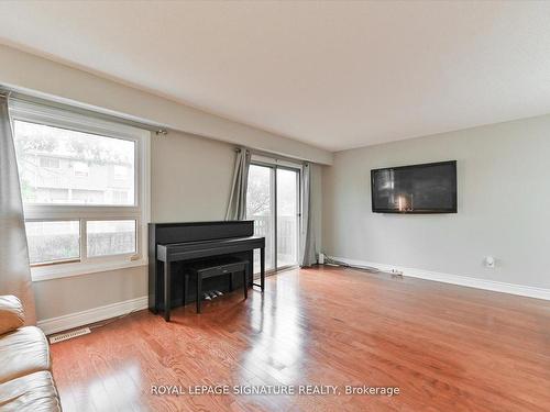 121-60 Hanson Rd, Mississauga, ON - Indoor Photo Showing Living Room