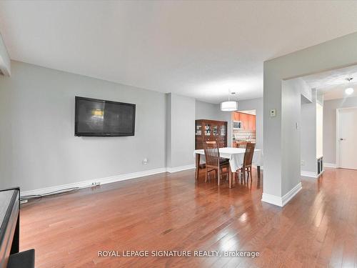 121-60 Hanson Rd, Mississauga, ON - Indoor Photo Showing Living Room