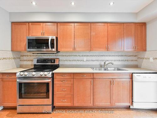 121-60 Hanson Rd, Mississauga, ON - Indoor Photo Showing Kitchen With Double Sink