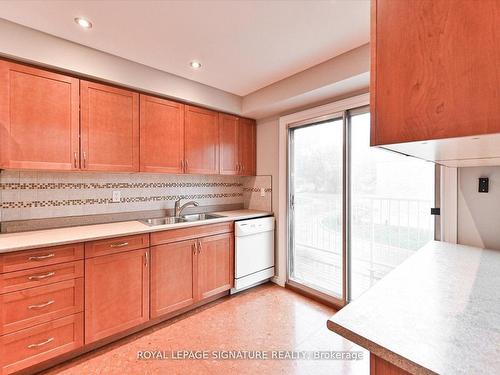 121-60 Hanson Rd, Mississauga, ON - Indoor Photo Showing Kitchen With Double Sink