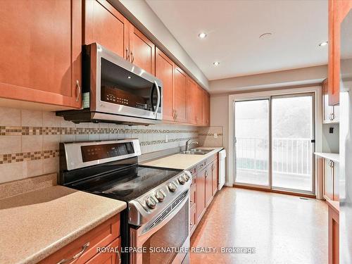 121-60 Hanson Rd, Mississauga, ON - Indoor Photo Showing Kitchen With Double Sink