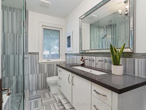 2 Farningham Cres, Toronto, ON - Indoor Photo Showing Bathroom