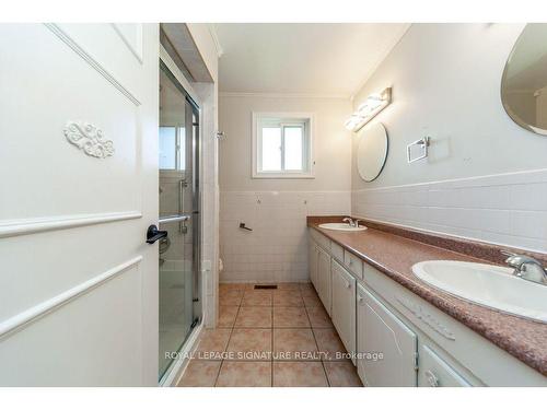 2354 Old Pheasant Rd, Mississauga, ON - Indoor Photo Showing Bathroom