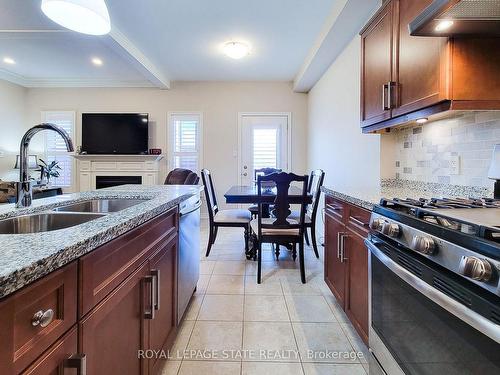 43 Sonoma Valley Cres, Hamilton, ON - Indoor Photo Showing Kitchen With Double Sink With Upgraded Kitchen