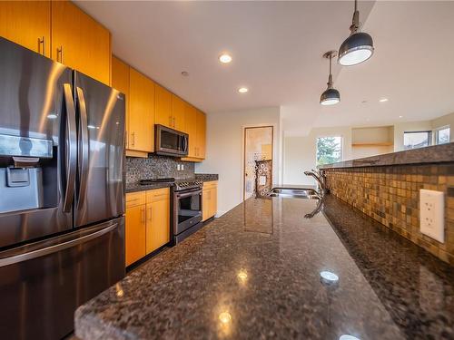 401-580 Stewart Ave, Nanaimo, BC - Indoor Photo Showing Kitchen With Stainless Steel Kitchen