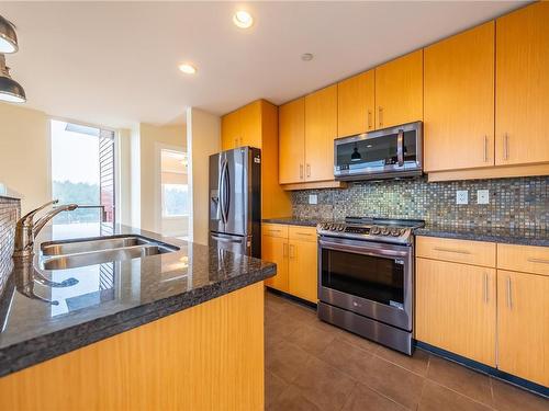 401-580 Stewart Ave, Nanaimo, BC - Indoor Photo Showing Kitchen With Stainless Steel Kitchen With Double Sink