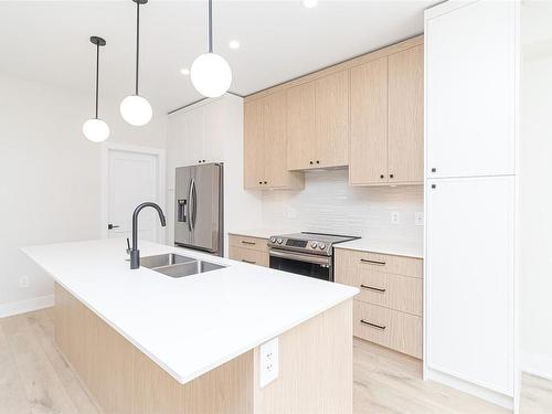 960/962 Loch Glen Pl, Langford, BC - Indoor Photo Showing Kitchen With Double Sink With Upgraded Kitchen