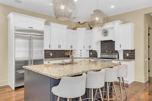 3237 Malbec Crescent, West Kelowna, BC - Indoor Photo Showing Kitchen With Double Sink With Upgraded Kitchen