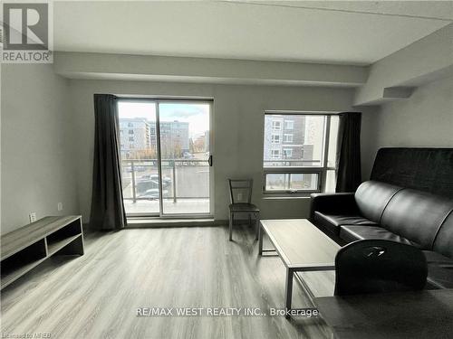 G212 - 275 Larch Street, Waterloo, ON - Indoor Photo Showing Living Room