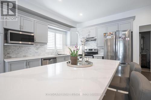 3282 Scotch Pine Gate, Mississauga, ON - Indoor Photo Showing Kitchen With Upgraded Kitchen