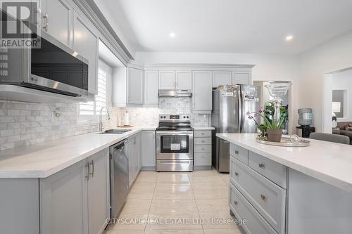 3282 Scotch Pine Gate, Mississauga, ON - Indoor Photo Showing Kitchen With Upgraded Kitchen