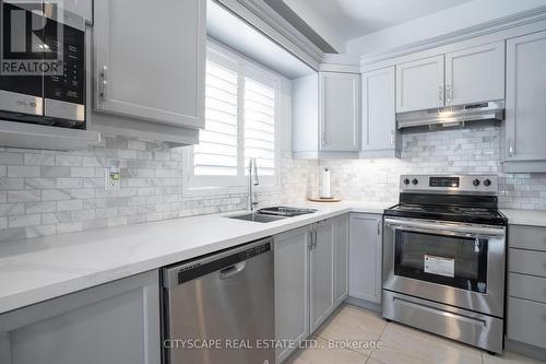 3282 Scotch Pine Gate, Mississauga, ON - Indoor Photo Showing Kitchen With Upgraded Kitchen