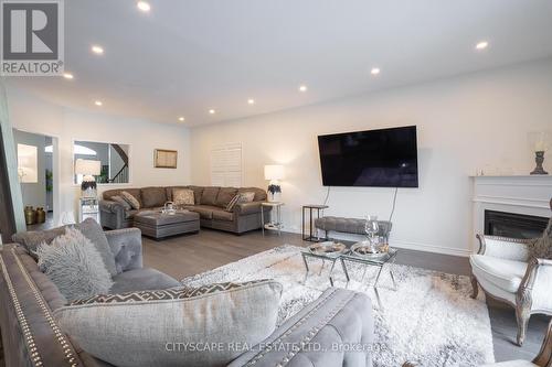 3282 Scotch Pine Gate, Mississauga, ON - Indoor Photo Showing Living Room