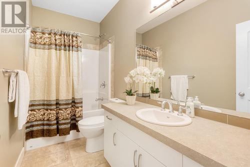 875/877 Jones Street, Kelowna, BC - Indoor Photo Showing Bathroom