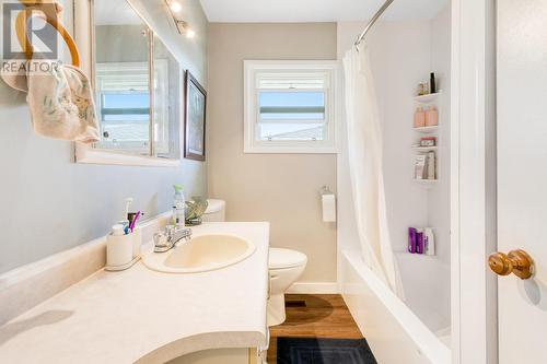 875/877 Jones Street, Kelowna, BC - Indoor Photo Showing Bathroom