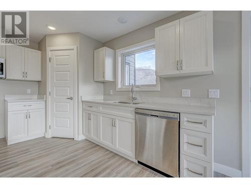 5620 51St Street Unit# 304, Osoyoos, BC - Indoor Photo Showing Kitchen