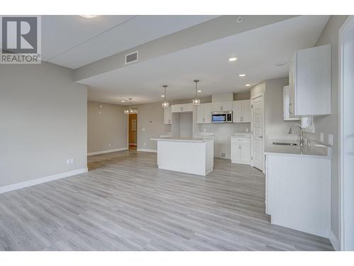 5620 51St Street Unit# 304, Osoyoos, BC - Indoor Photo Showing Kitchen