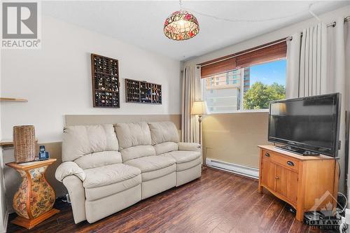 260 Brittany Drive Unit#103, Ottawa, ON - Indoor Photo Showing Living Room