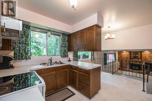 1704 Pearson Avenue, Prince George, BC - Indoor Photo Showing Kitchen With Double Sink